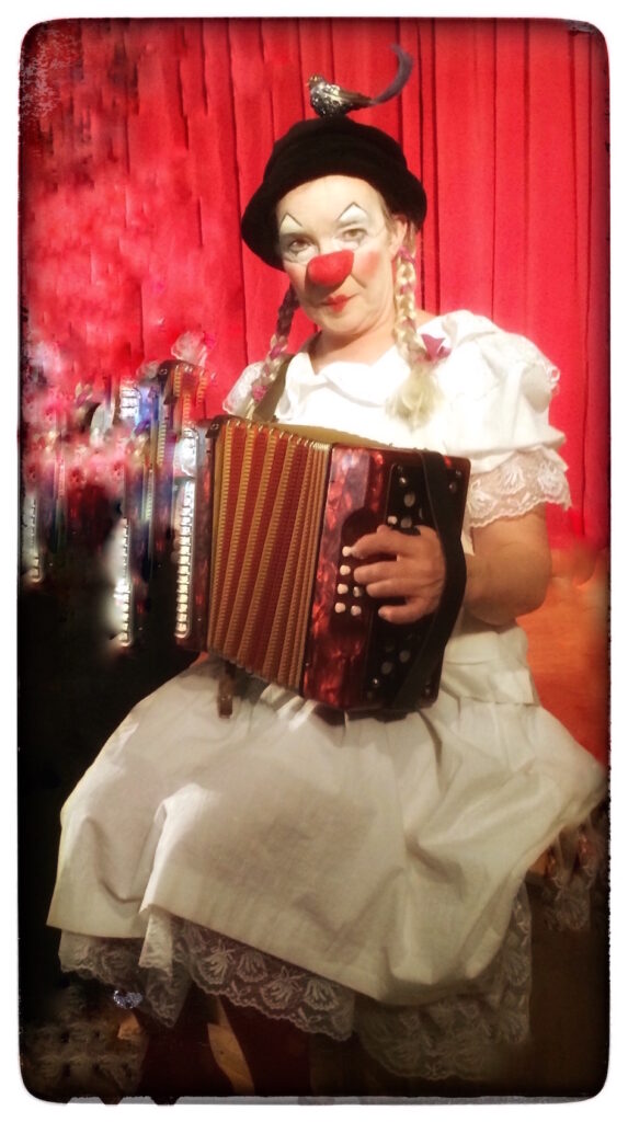 Clownen Ottilia spelar dragspel foto Marianne Lundgren