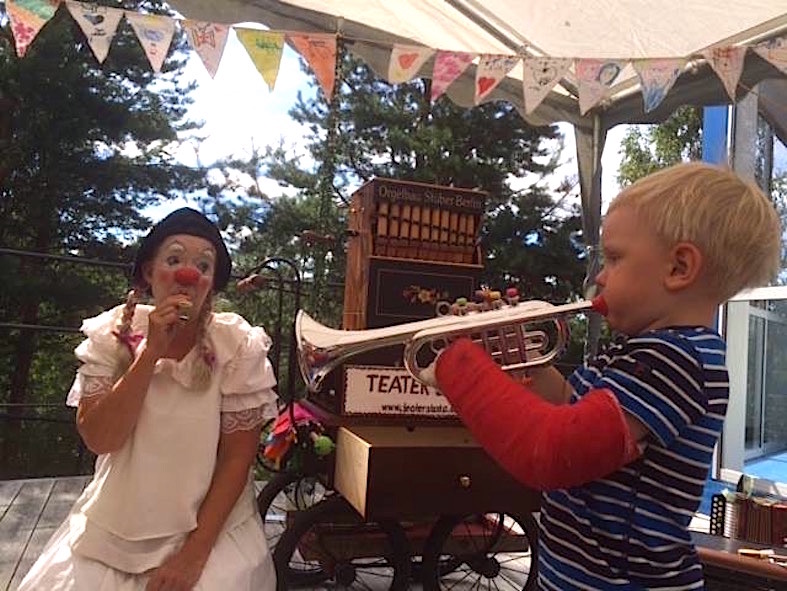 Clownen Ottilia spelar musik tillsammans med barn Foto Råger Broman